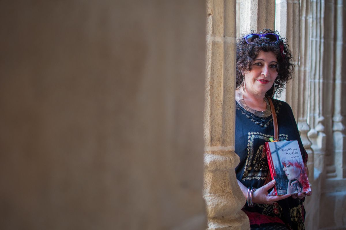 Ana Vega Burgos, con su novela, en los Claustros de Santo Domingo. FOTO: MANU GARCÍA.