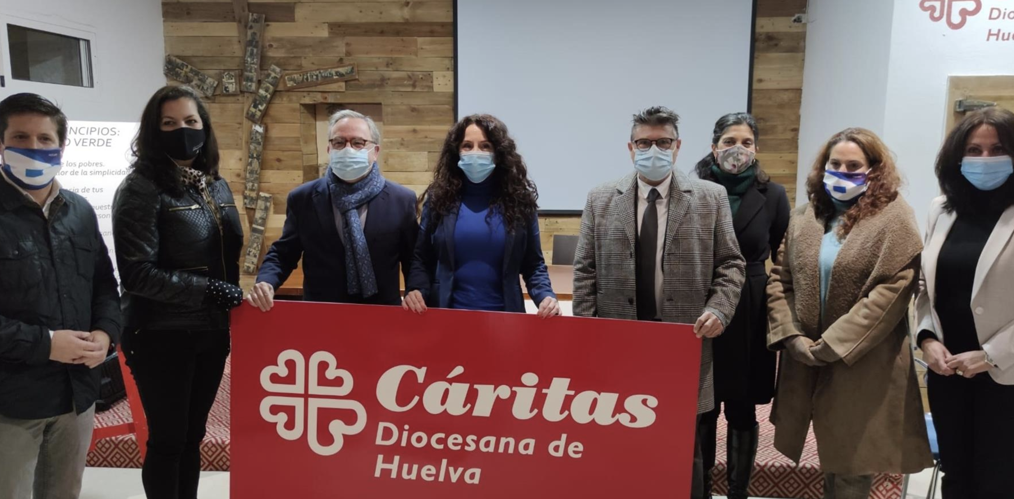 Foto de familia, presidida por la consejera Ruiz, tras aprobarse la ayuda directa a Cáritas.