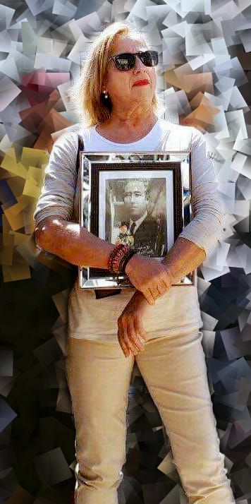 Rosa sostiene la imagen de su abuelo, don Manuel de Sancha, Comandante del Batallón de Infantería de Marina de San Fernando. Asesinado el 28 de agosto de 1936.