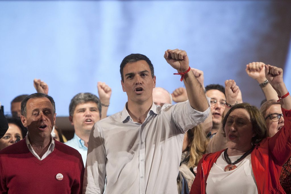 Pedro Sánchez con el puño en alto, durante la campaña contra Susana Dìaz por el liderazgo del PSOE.