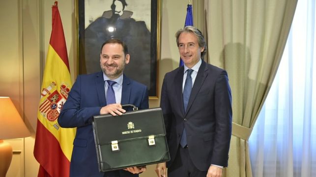José Luis Ábalos, nuevo ministro de Fomento, con su predecesor en el cargo, Íñigo de la Serna. FOTO: ELDIARIO.ES.