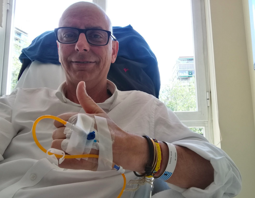 Valentín García, pulgar arriba y positivismo por las nubes en plena quimioterapia, en una imagen de su cuenta de Twitter.
