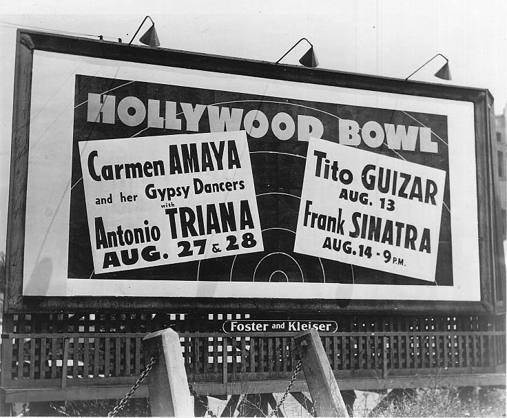 Valla anunciando la actuación de la compañia de Carmen Amaya con Antonio Triana, en Hollywood Bowl, años cuarenta del siglo pasado.. Actuaban dos días y Frank Sinatra solo uno.