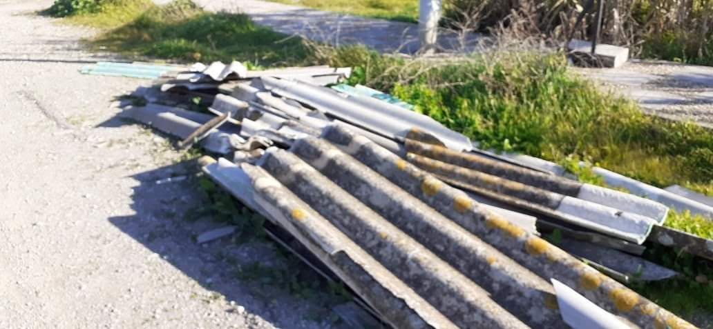 Vertidos de uralitas en el 'cementerio' de estos residuos en La Línea, en una imagen de Verdemar.