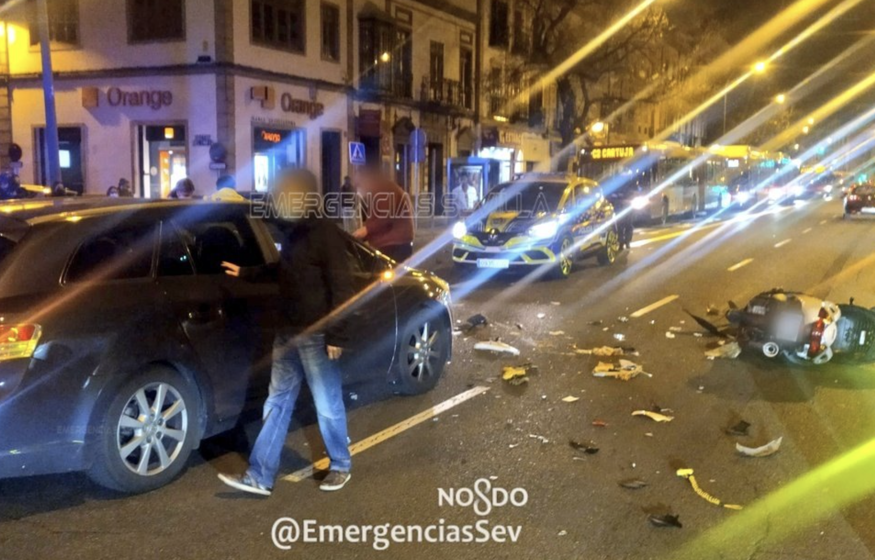 Estado de la motocicleta tras ser arrollada anoche por un turismo en María Auxiliadora con Doctor Relimpio, en el centro de Sevilla. Autor: Emergencias Sevilla