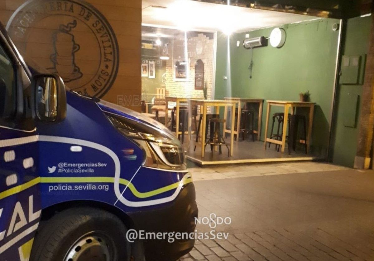 Bar ubicado en la calle Carlos Cañal de Sevilla donde catorce personas ocupan una misma mesa.