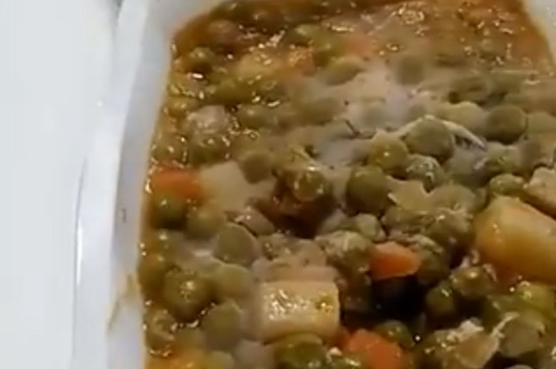 La bandeja de guisantes con moho en el Hospital Isabel Zendal de Madrid.