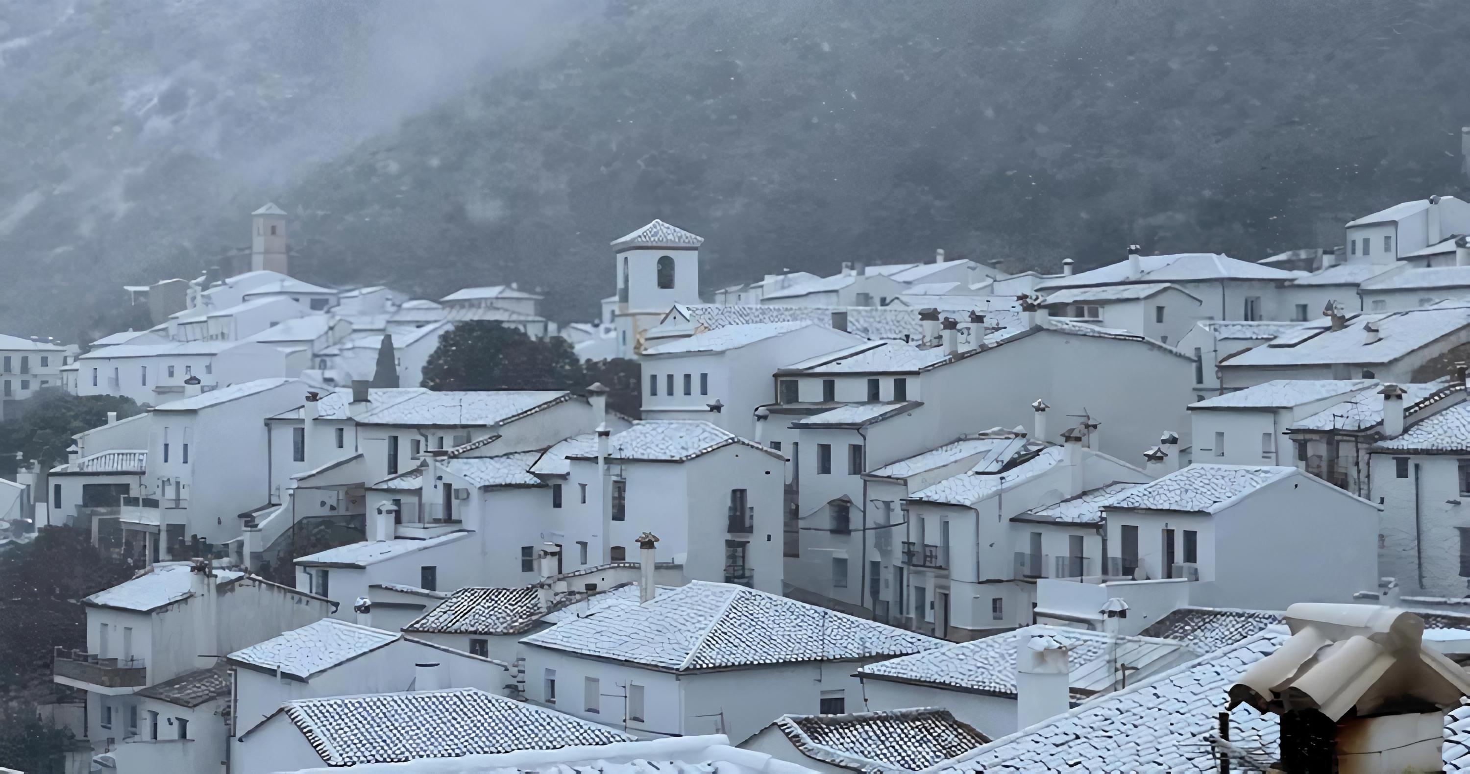 Villaluenga, nevada días atrás, lo que no ha provocado una 'avalancha' de turistas como otros años debido al coronavirus.