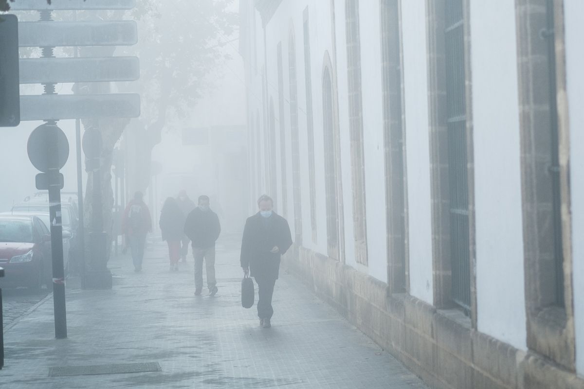 Personas paseando por Jerez, un día de niebla.
