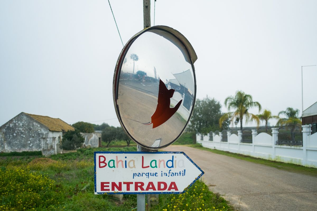 Cartel en la entrada a Bahialandia, en la carretera de Caulina.