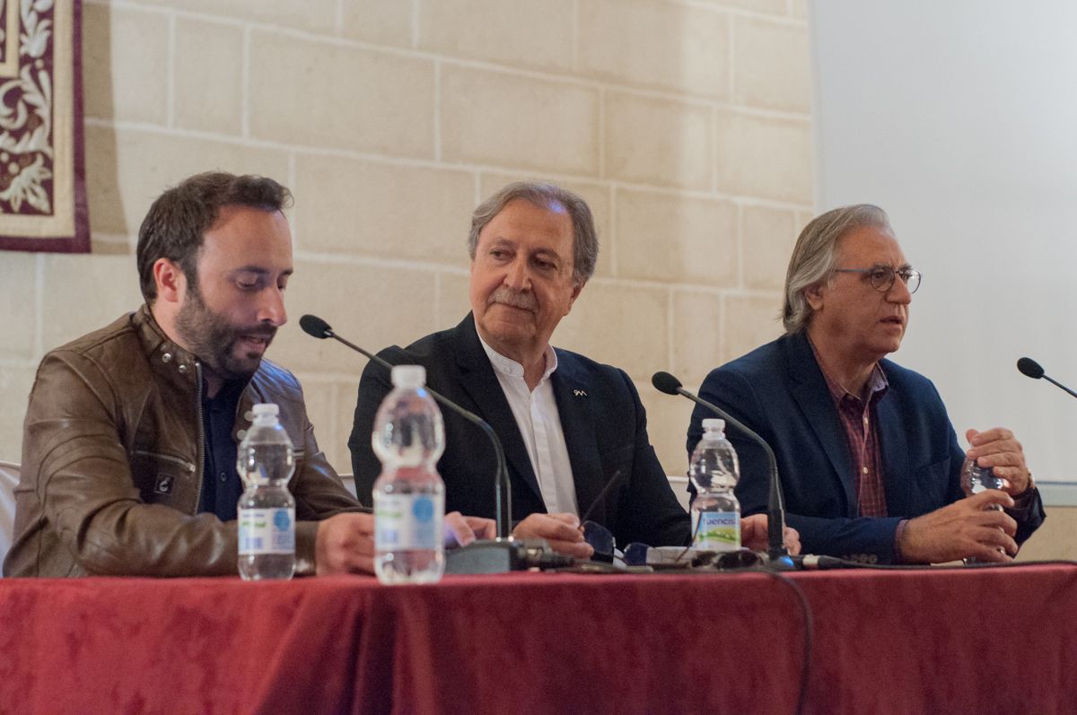 Paco Lobatón durante la presentación de su libro, con Paco Sánchez Múgica, conductor del acto, y el teniente de alcaldesa Francisco Camas. FOTO: MANU GARCÍA.