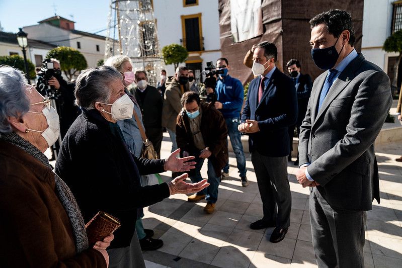El presidente Moreno Bonilla, en una visita, este pasado lunes, a La Roda de Andalucía. Autor: Junta