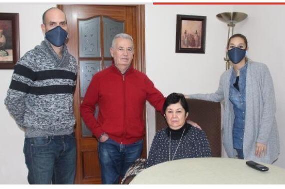 Teresa Muñoz, enferma de esclerosis múltiple, con su familia en una imagen reciente.