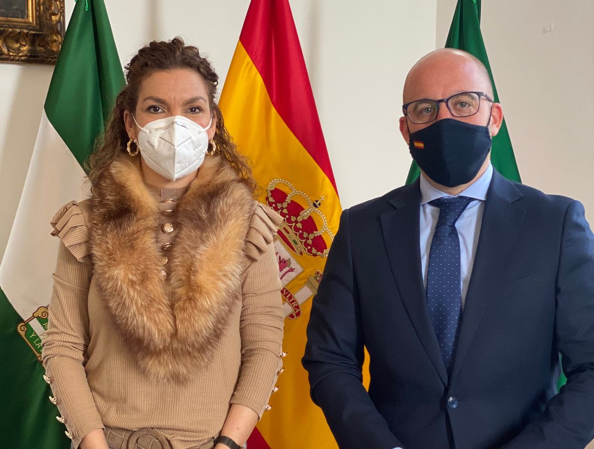 Esther Serrano Escobar, nueva directora del Centro Penitenciario Puerto III, junto al alcalde.