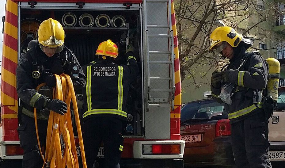 Un nonagenario y su cuidadora son rescatados por la Policia Nacional tras un incendio en su vivienda