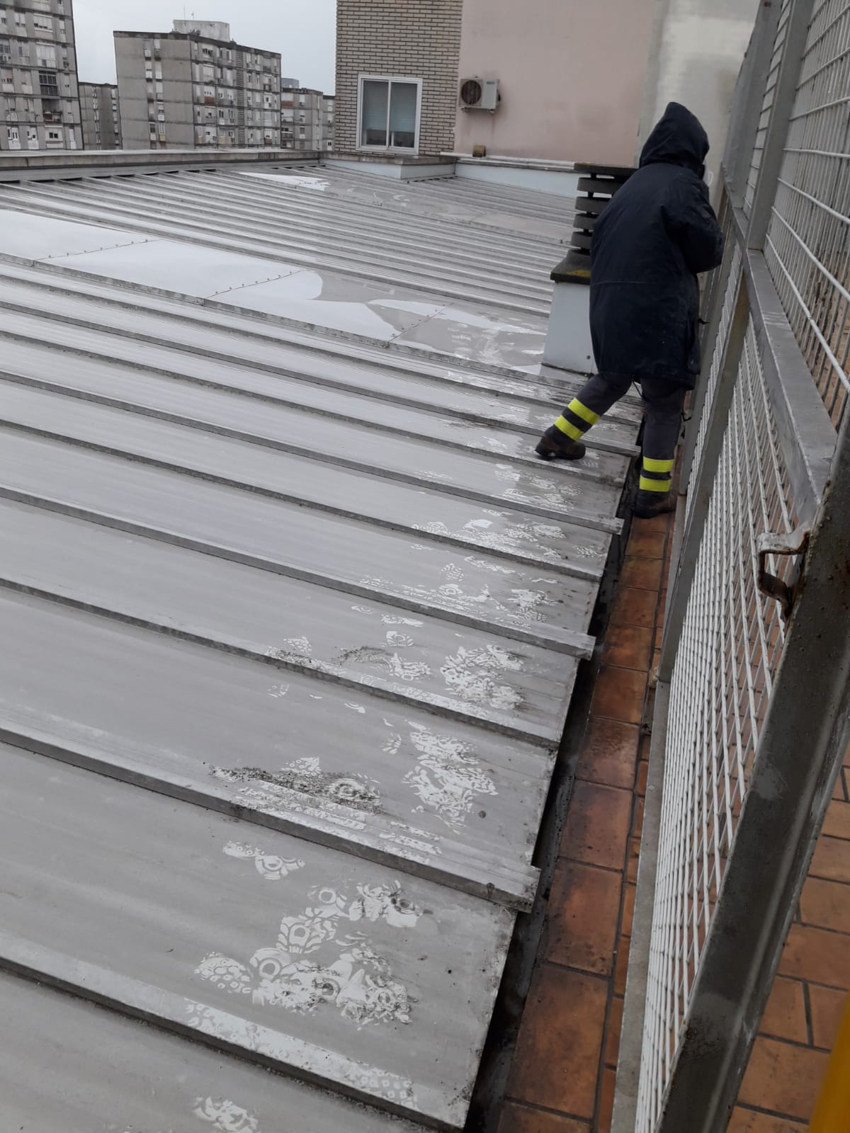 Técnicos de mantenimiento trabajan sobre los techos desde donde se está produciendo la filtración. FOTO: CEDIDA