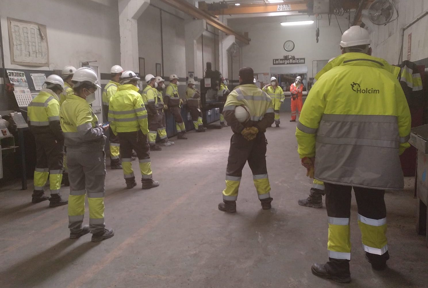 Trabajadores de Holcim en la planta de Jerez, reunidos esta misma mañana. Autor: lavozdelsur.es
