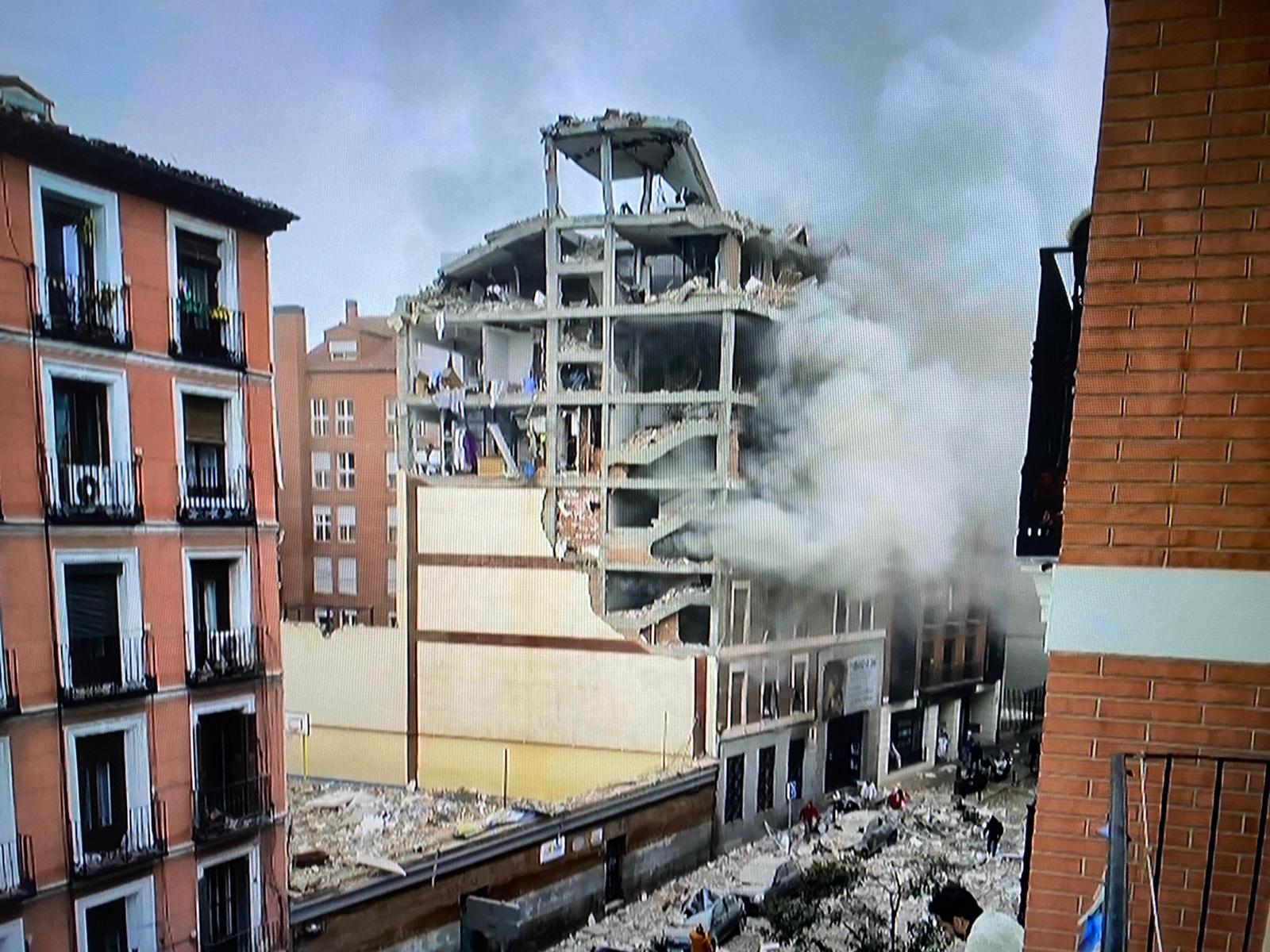 Destrozos tras explotar el edificio en el centro de Madrid, en una imagen de La Sexta.