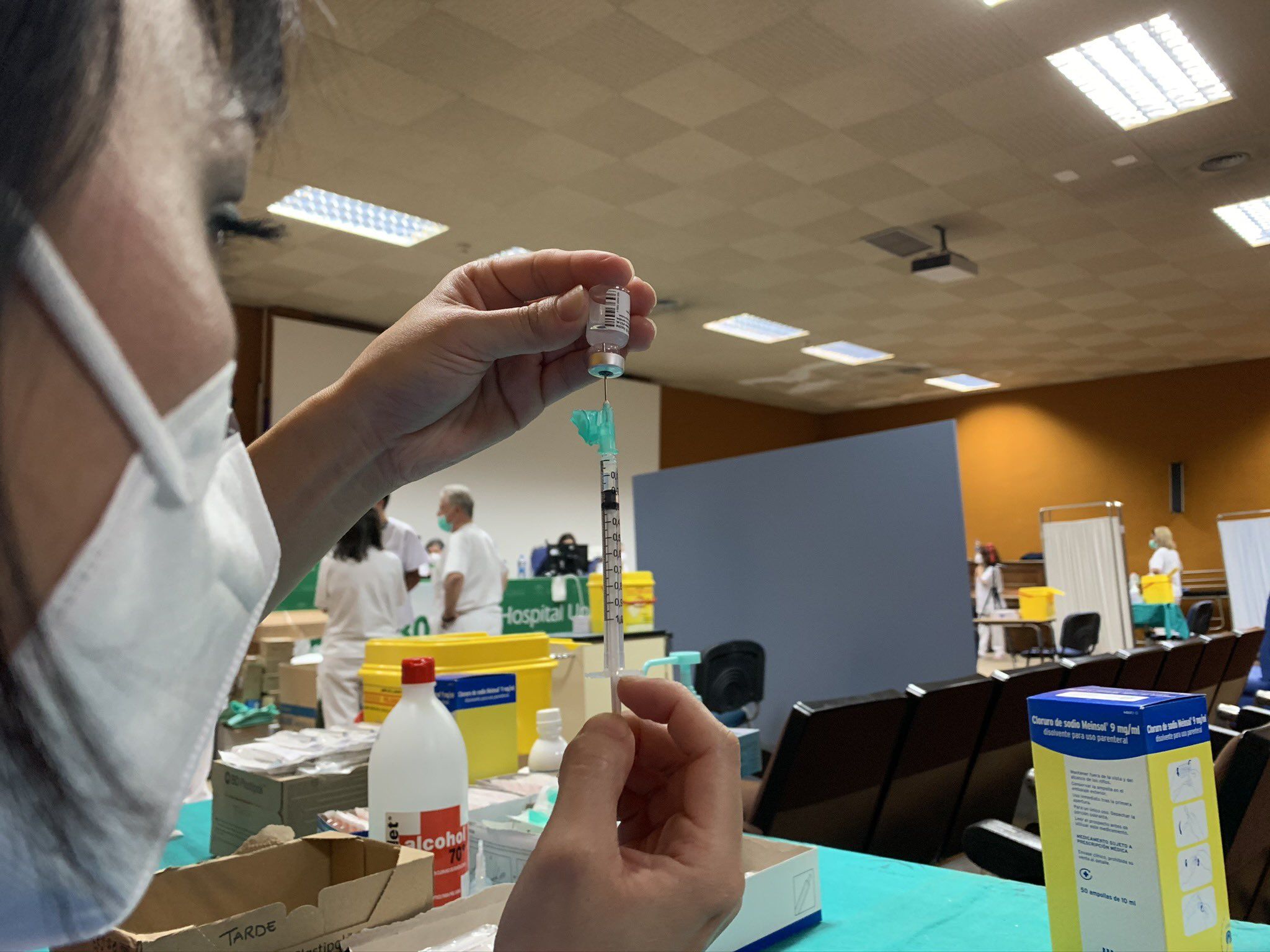 Una sanitaria, con la vacuna del covid en un hospital de Málaga. FOTO: SAS
