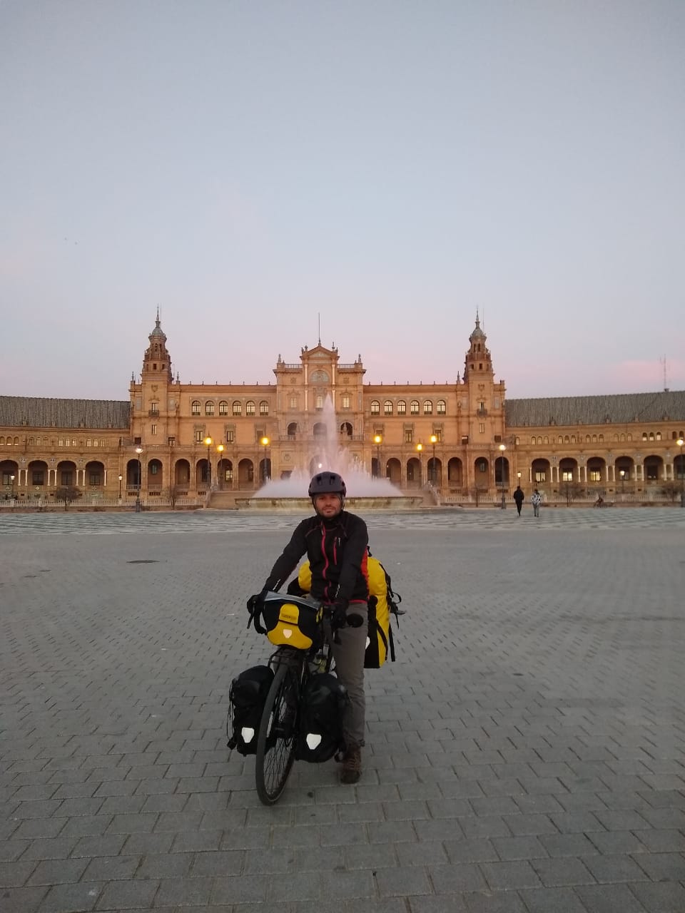 Germán Bertino, en la plaza de España de Sevilla, recientemente. FOTO: Cedida