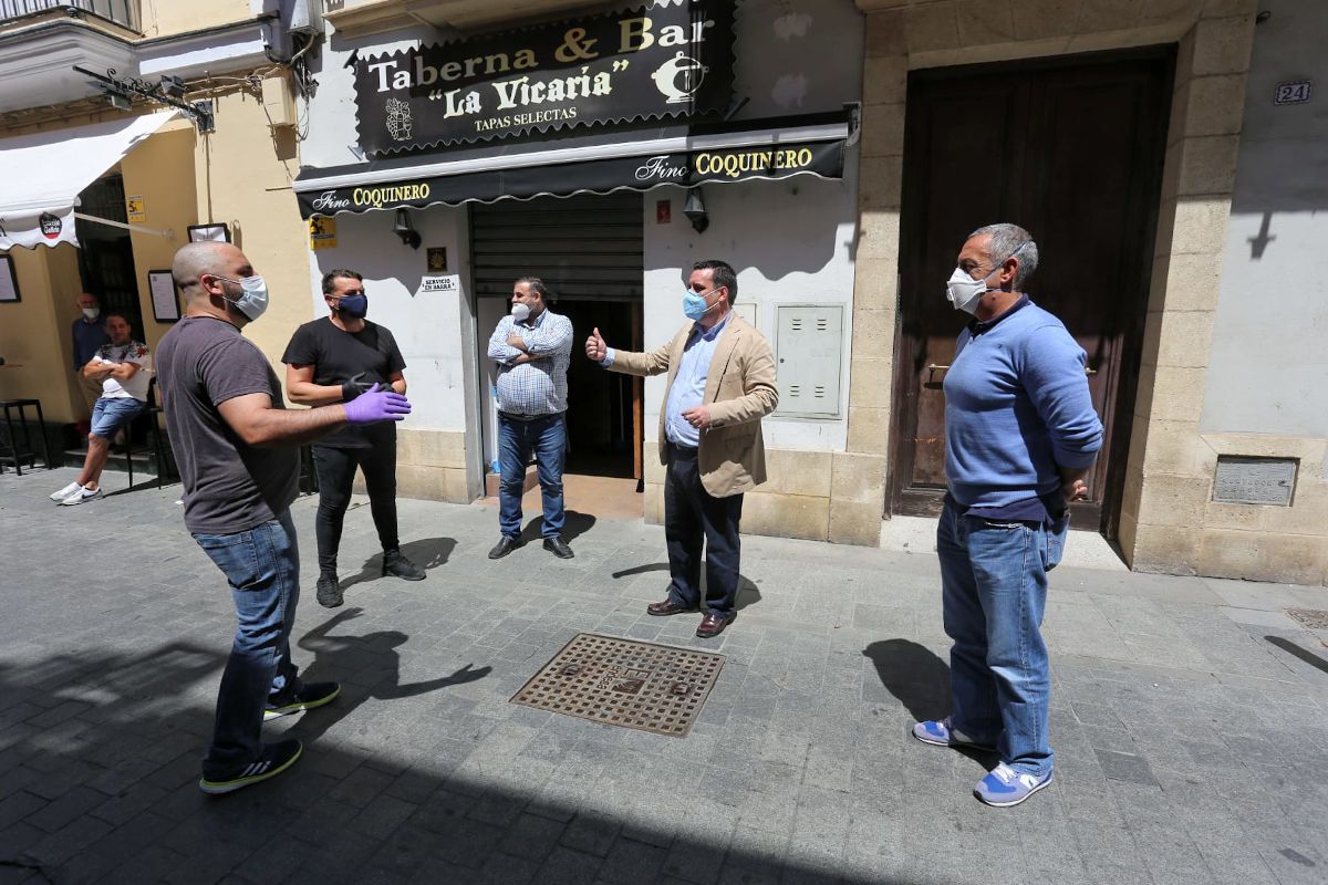 Curro Martínez con algunos comerciantes en la calle Vicario del centro de El Puerto.