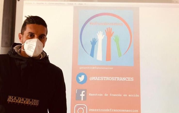 Manu Moscoso, en su centro, ante los grupos en redes sociales que han creado los maestros de francés para protestar por su situación. Autor: Cedida