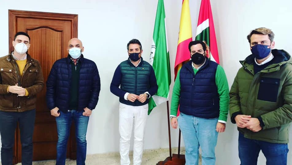 El portavoz del PP, Antonio Saldaña, con el alcalde de Torrecera, Francisco Arcila, y el de Estella, Ricardo Sánchez.
