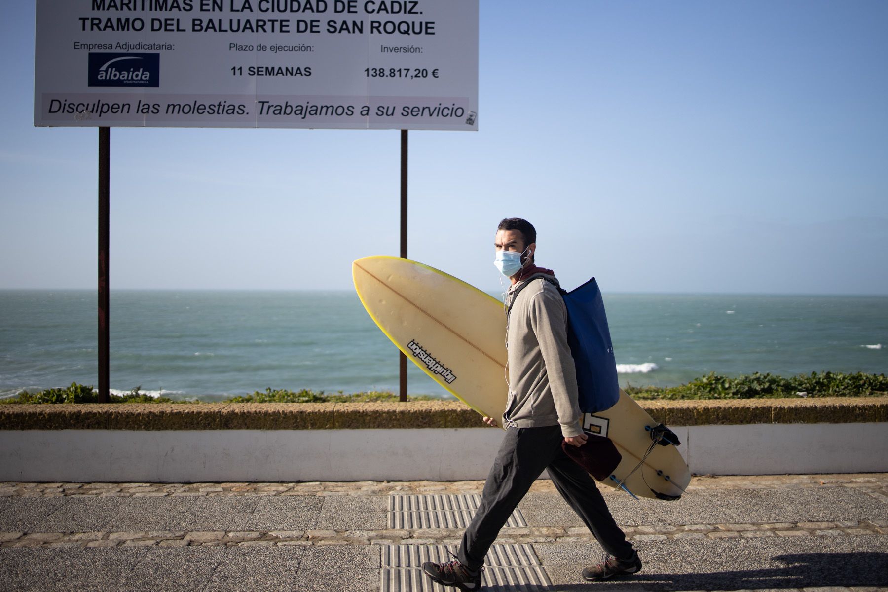 Un surfista en Cádiz, en una imagen reciente.