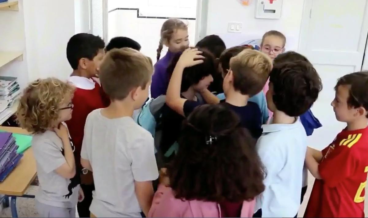 Moussa e Isaac, recibidos por sus compañeros.