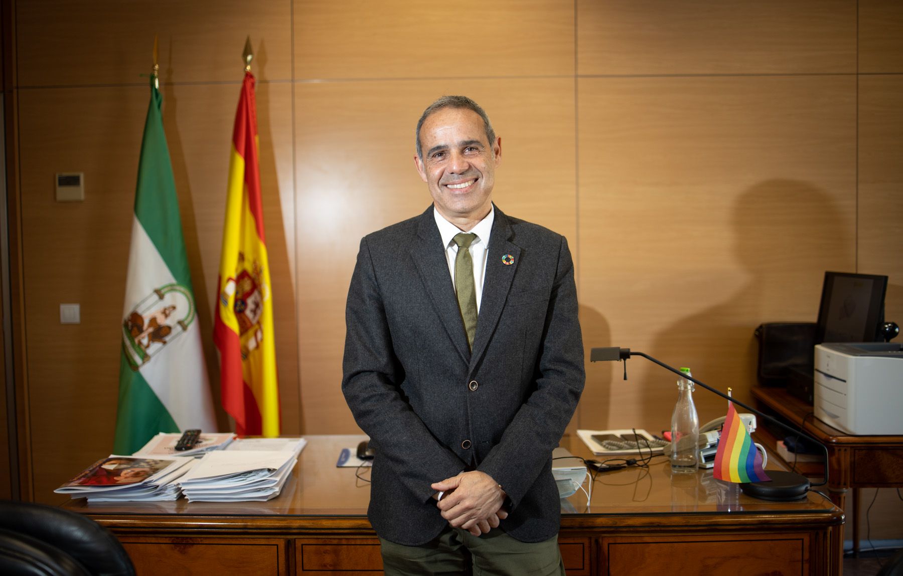 El subdelegado del Gobierno en Cádiz, Jose Pacheco, posa en su despacho para la entrevista con lavozdelsur.es.
