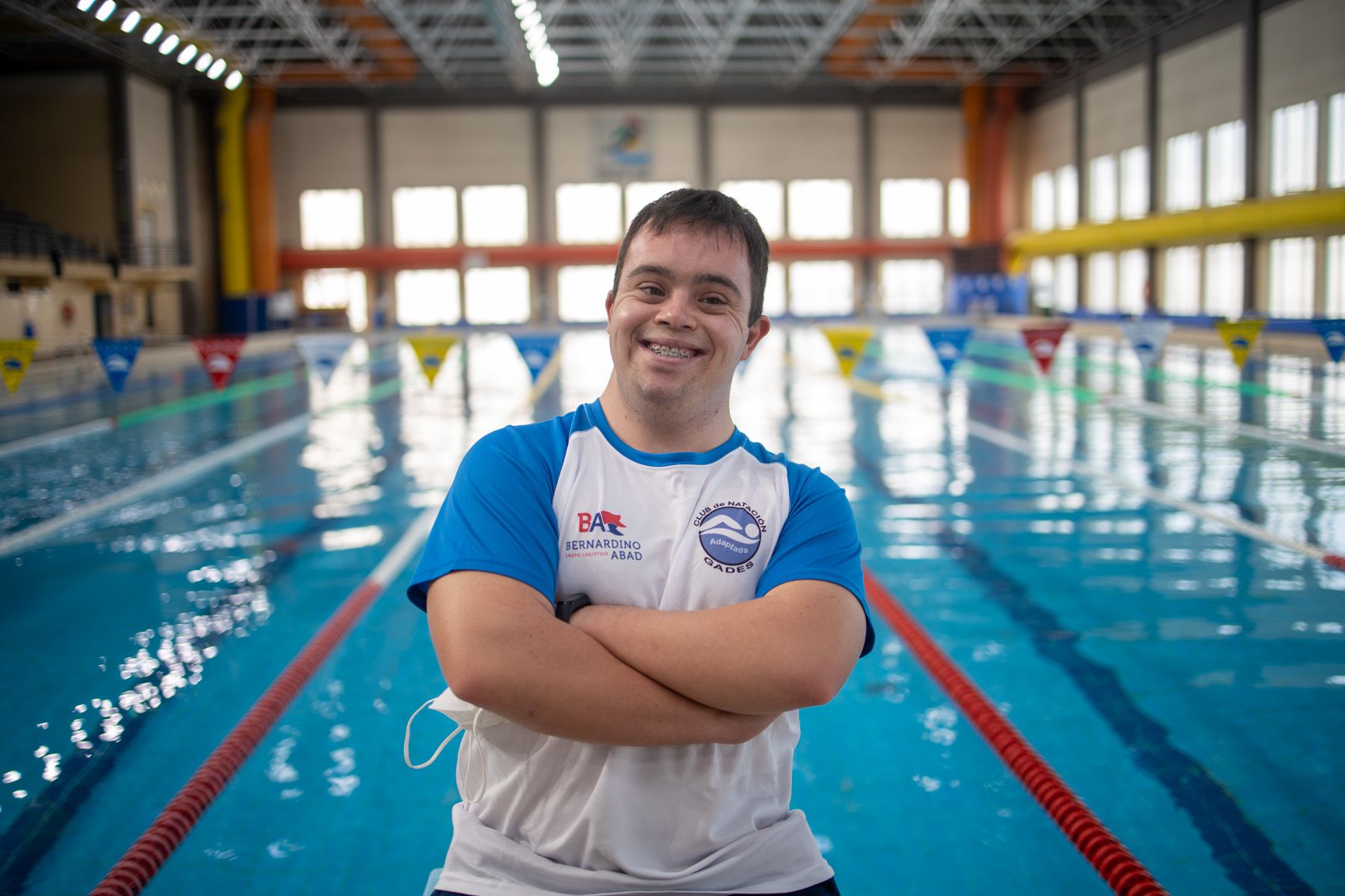 Antonio Olmo, nadador del club de natación adaptada Nada Gades, en la piscina del Complejo Deportivo Ciudad de Cádiz.