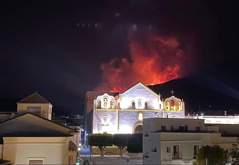 El incendio visto desde el municipio de Berja en Almería.