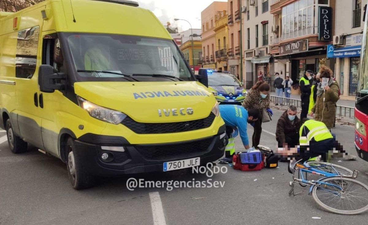 Accidente en Sevilla capital donde un ciclista resulta herido tras estamparse contra un autobús.