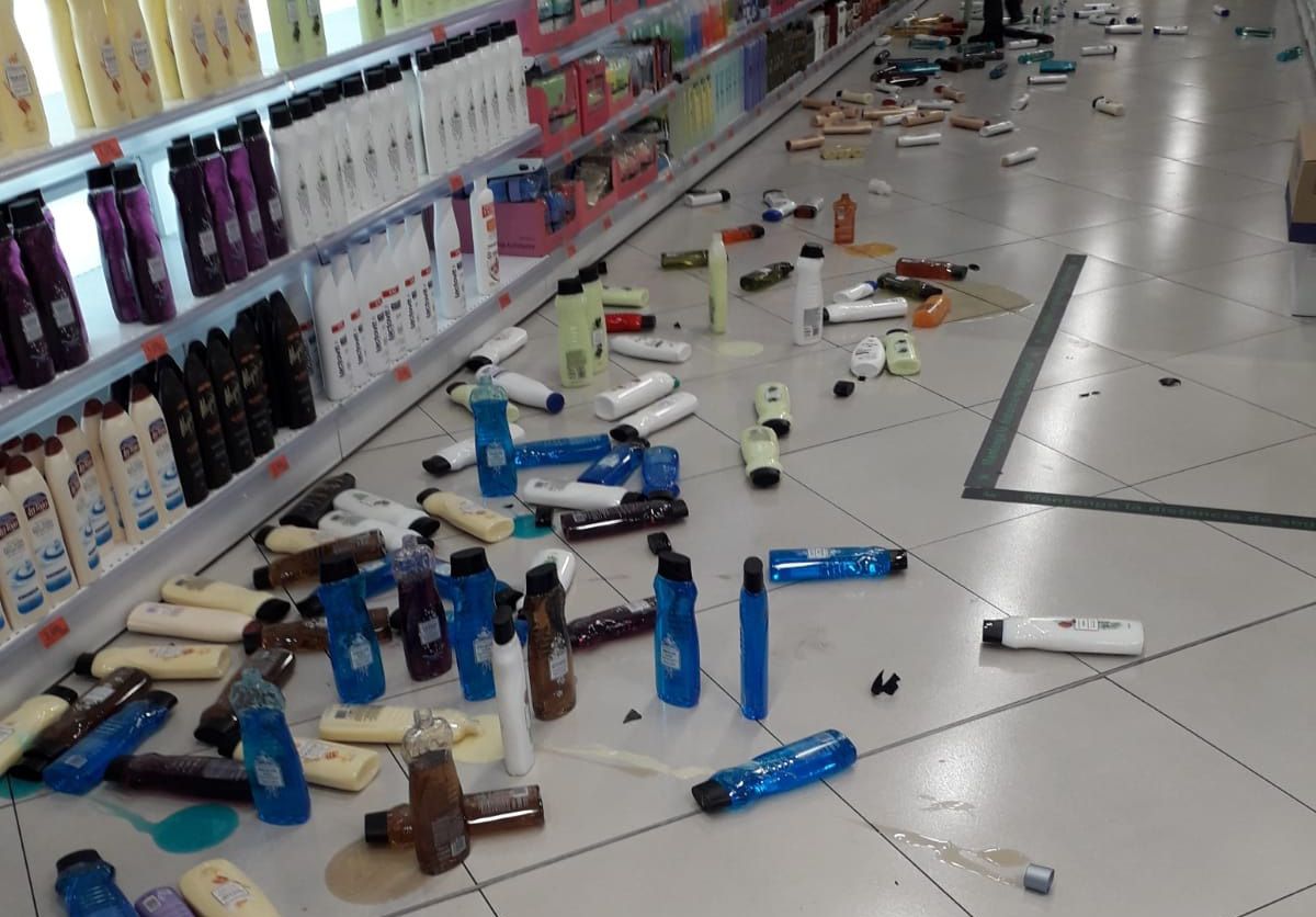 Productos en el suelo de un Mercadona de Granada capital en una imagen difundida en redes.