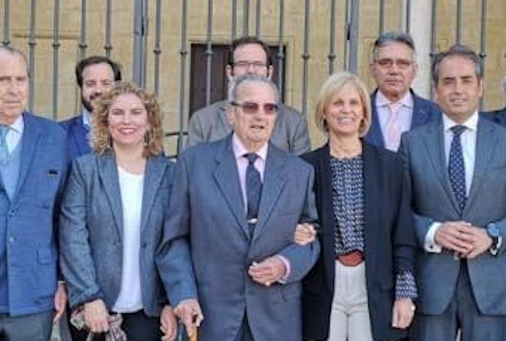Francisco Benítez junto a otros miembros del PP de Jerez.