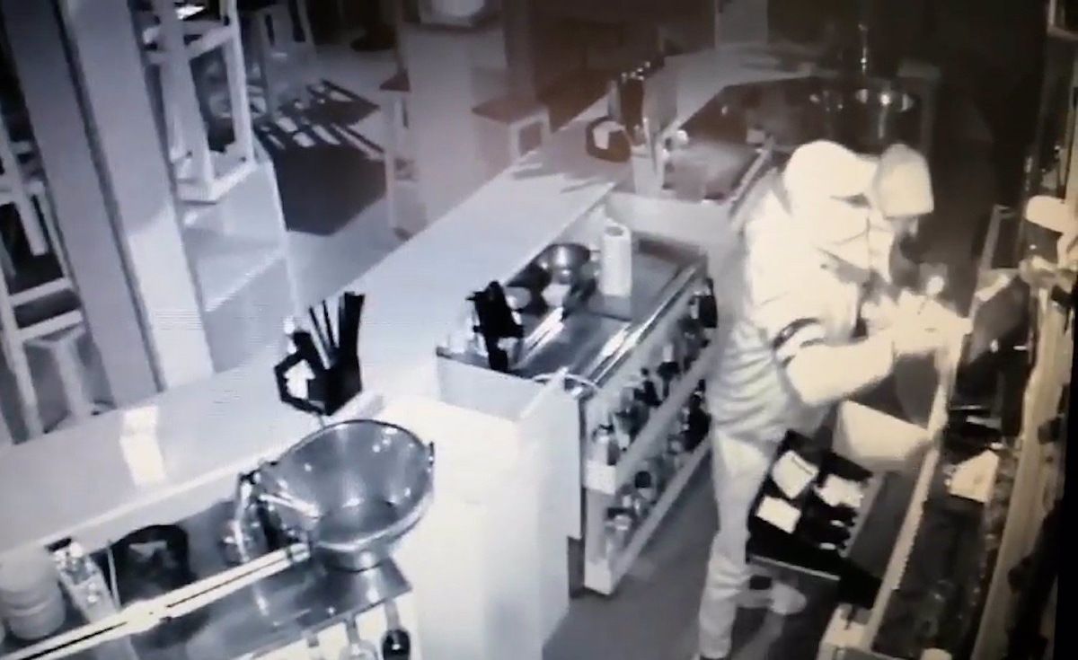 Ladrones grabados por las cámaras de seguridad de la cafetería de Los Palacios.