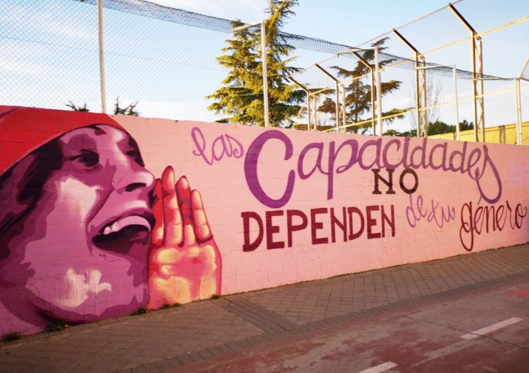 Mural feminista del polideportivo del Barrio de La Concepción en Madrid.