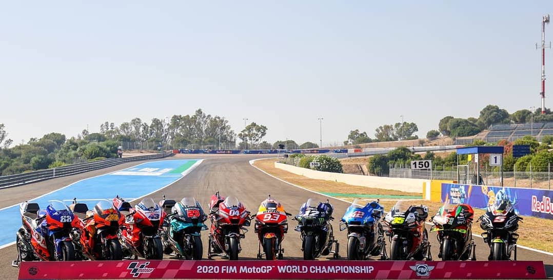 Motos de pilotos, antes de la celebración del Gran Premio de 2020, en el Circuito de Jerez.