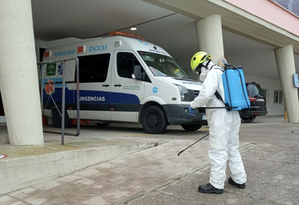 Bomberos realizan tareas de desinfección en Medina Sidonia, que quedará confinado desde este miércoles. Autor: Consorcio Provincial de Bomberos de Cádiz