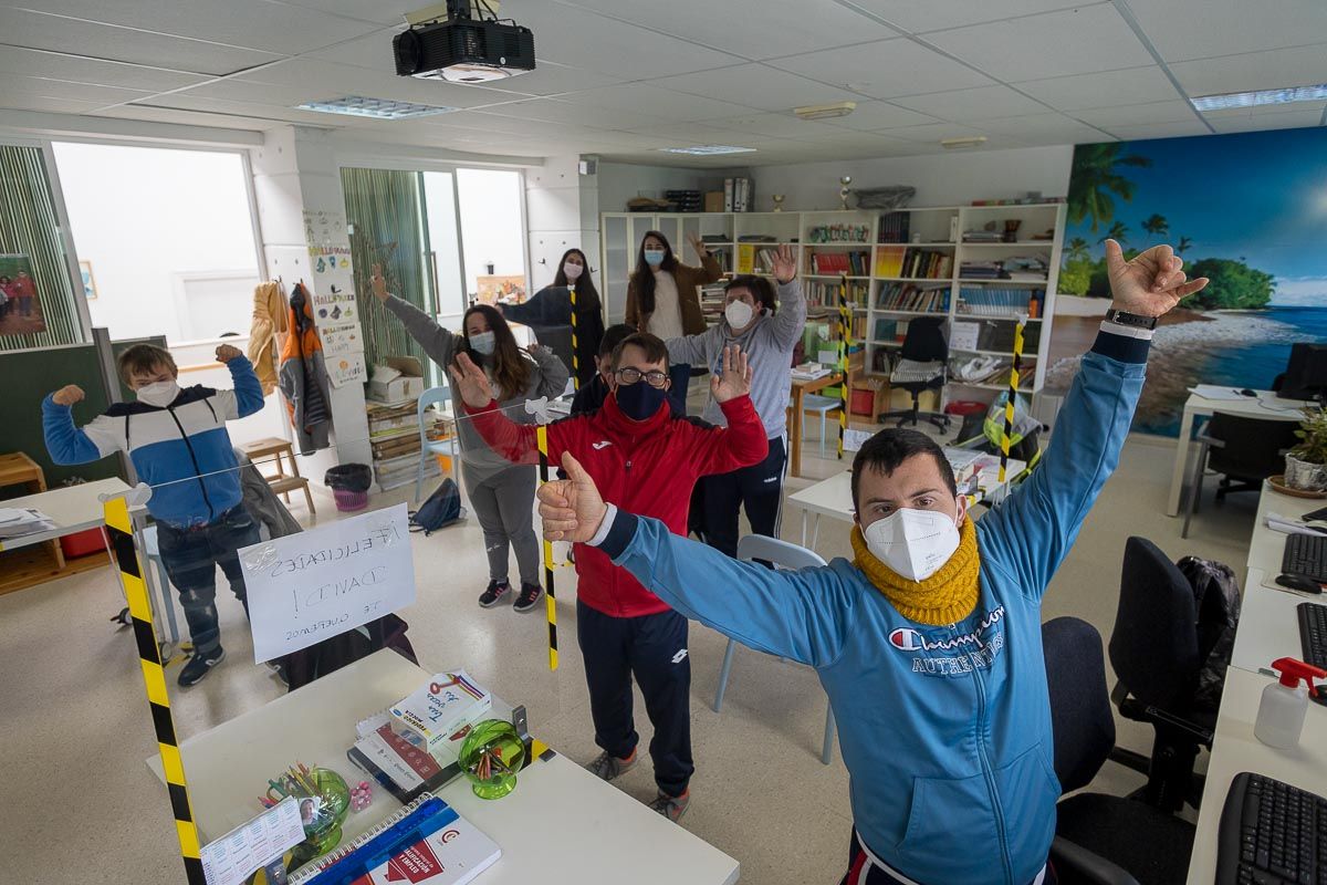 Los alumnos y las profes de Apadeni, tras la entrevista.
