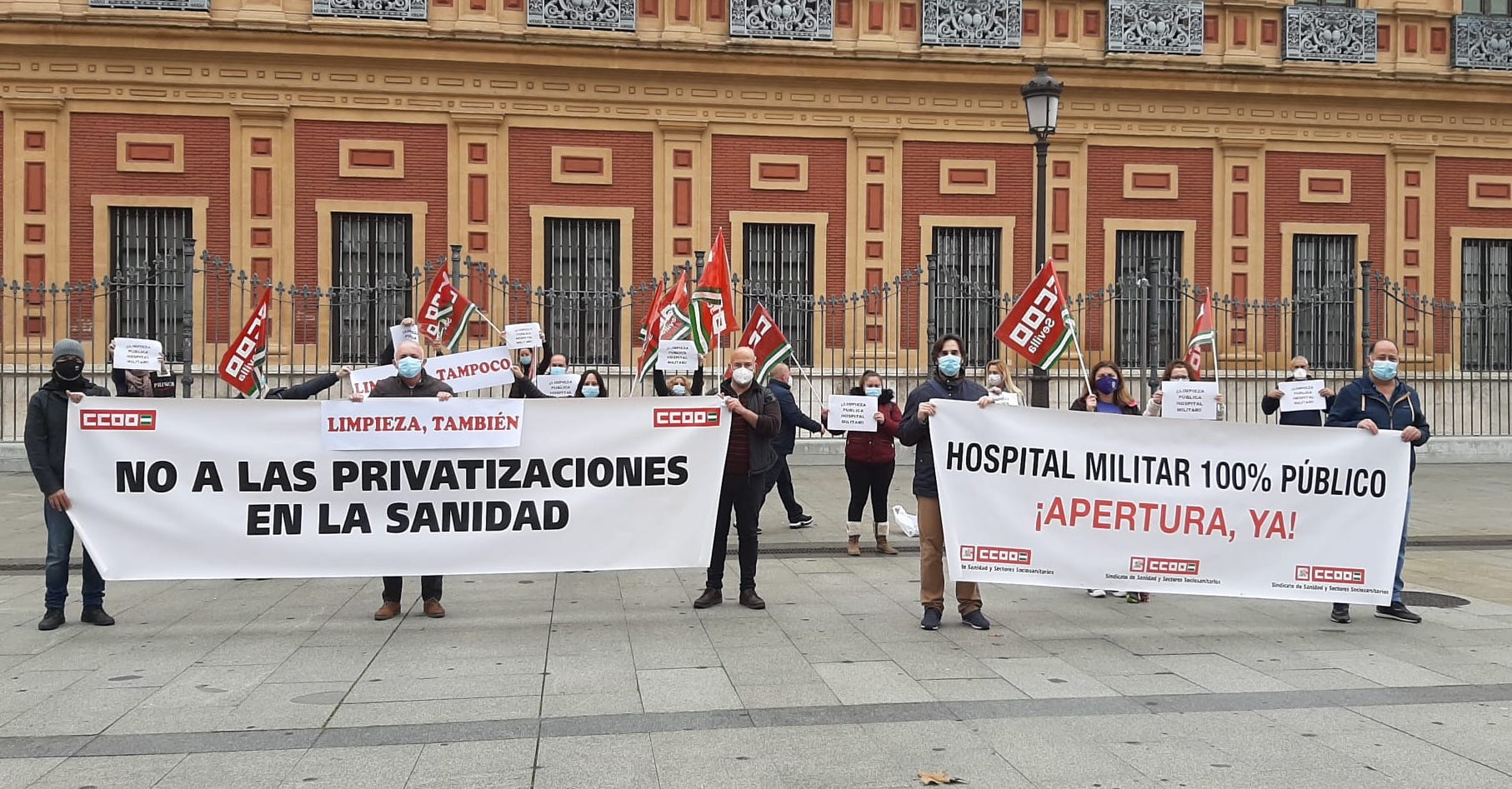 Trabajadoras de limpieza, frente a San Telmo, para pedir que la limpieza del Hospital Militar sea pública.