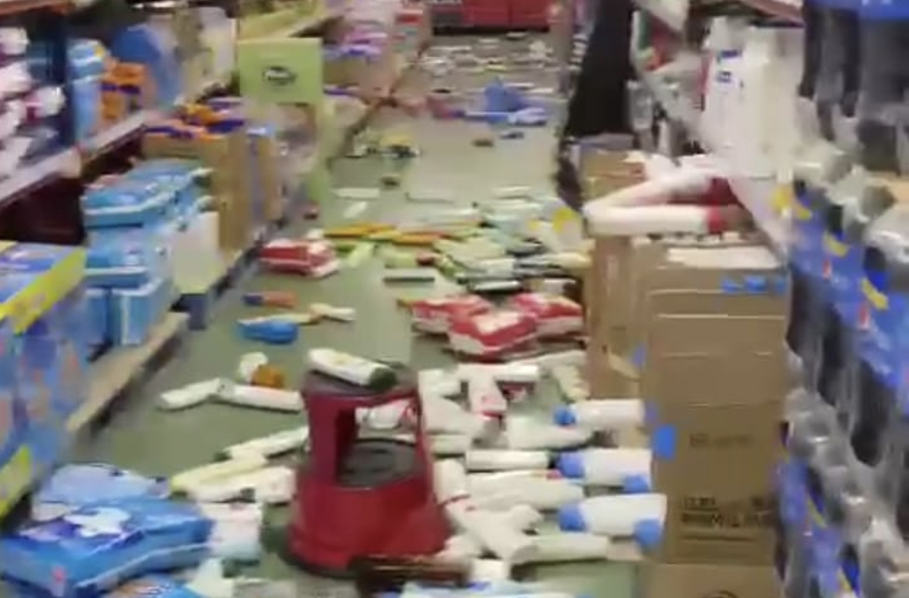 Imágenes del interior de un supermercado en Santa Fe, tras el terremoto del pasado 23 de enero.