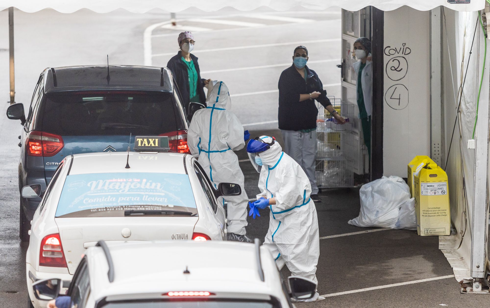 Sanitarios realizando pruebas de covid en el autocovid del Hospital de Jerez durante la pandemia