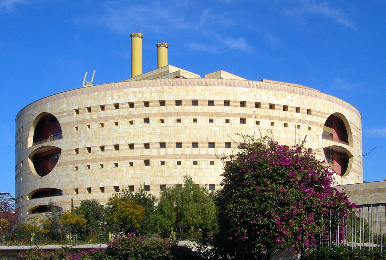 El edificio Torre Triana, donde trabajan muchos empleados de la Junta en Sevilla. FOTO: Grez - Wikimedia