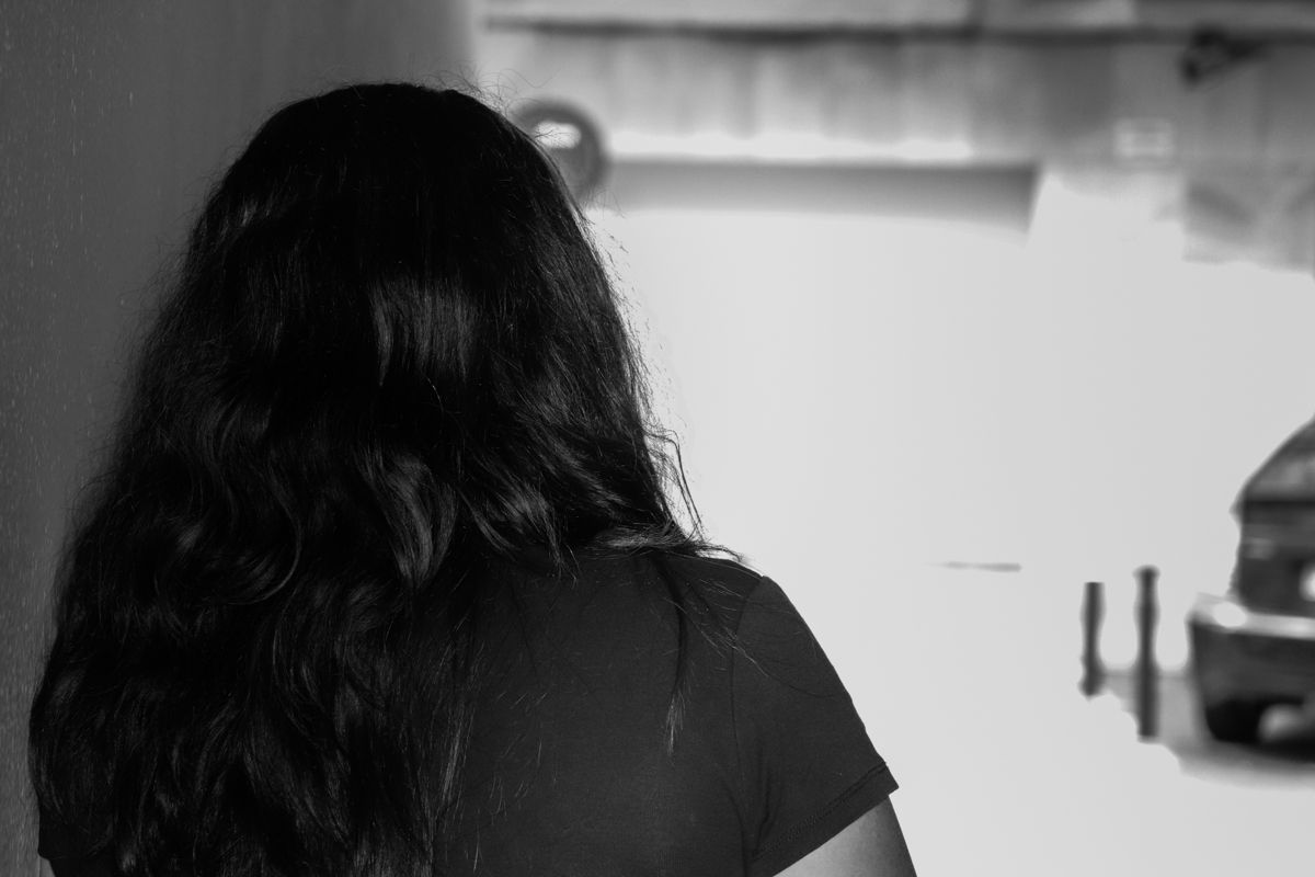 Carmen es una mujer maltratada que prefiere no revelar su rostro. FOTO: R.S.
