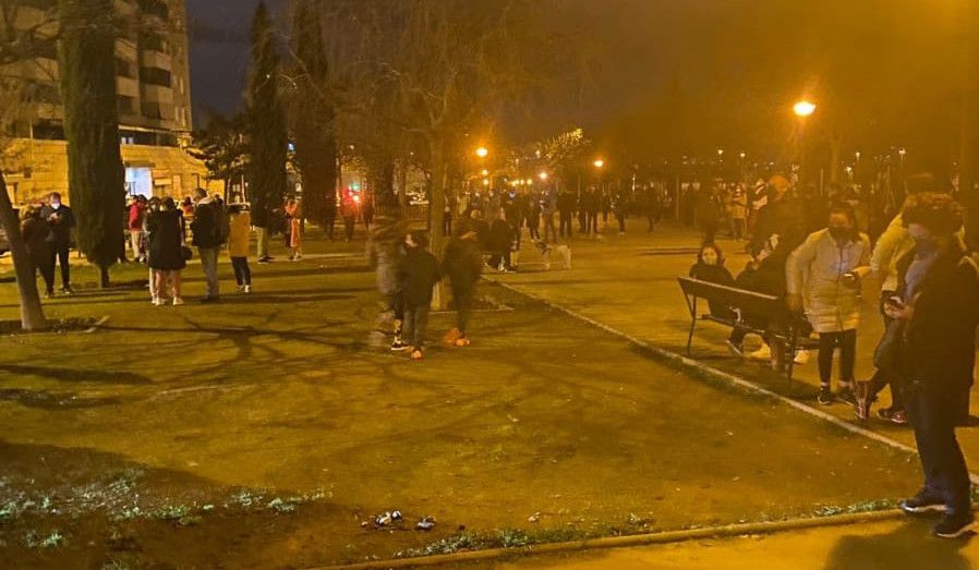 La gente sale a las calles en Granada tras múltiples terremotos sentidos en la noche de este martes. FOTO: @FsaSnchez