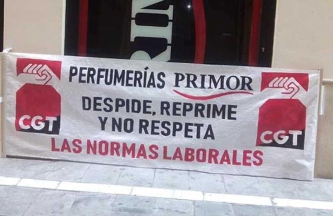 Pancartas de protesta a las puertas de una de las tiendas de Primor.