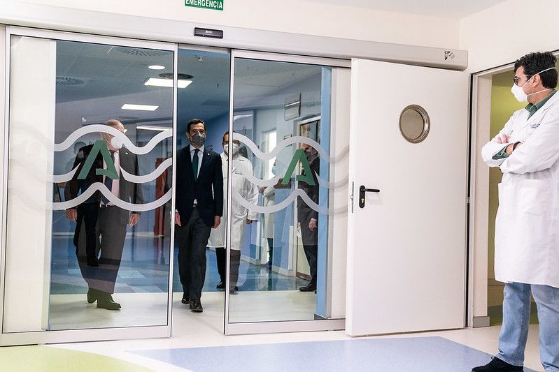 Moreno Bonilla, presidente andaluz, en una visita a un hospital.