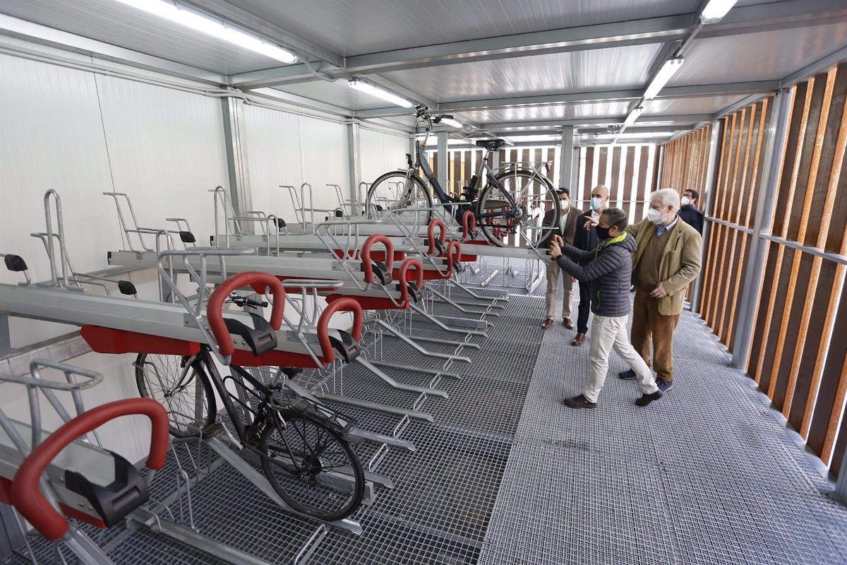 La primera gran bici estación pública de Andalucía en Sevilla.