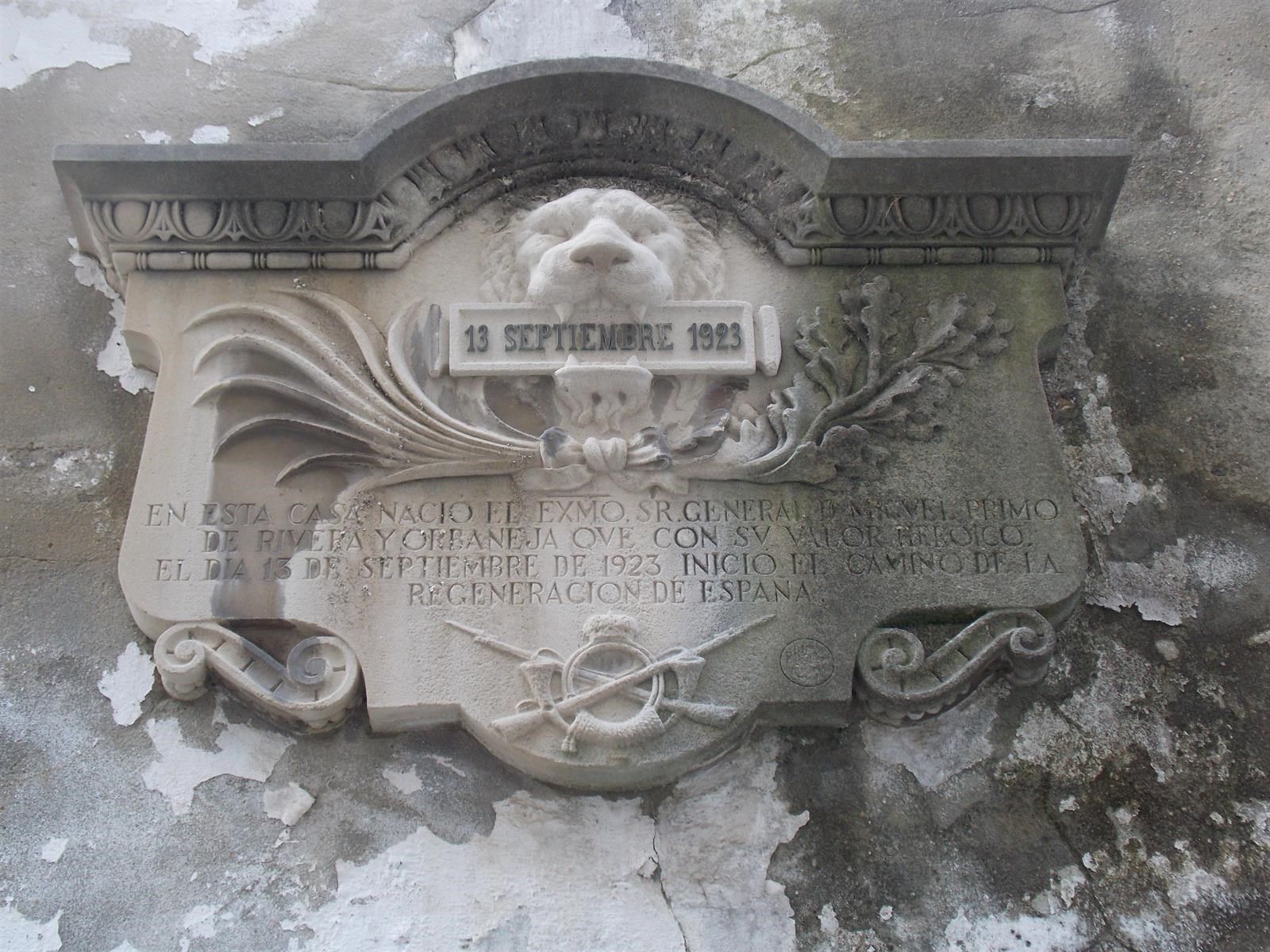 Estado de la lápida de la casa natal de Primo de Rivera. 